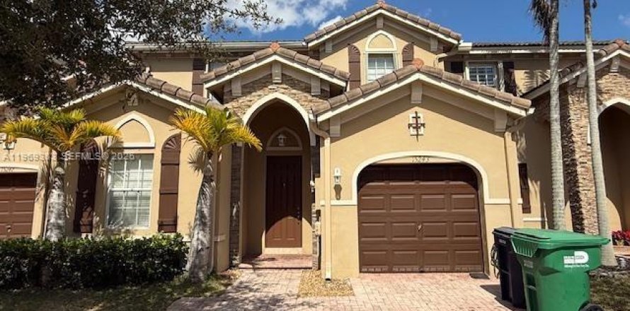 Townhouse in Miami, Florida 4 bedrooms, 194.72 sq.m. № 2030200