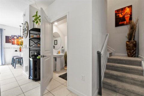 Touwnhouse à vendre à Miami, Floride: 3 chambres, 123.65 m2 № 1978006 - photo 2
