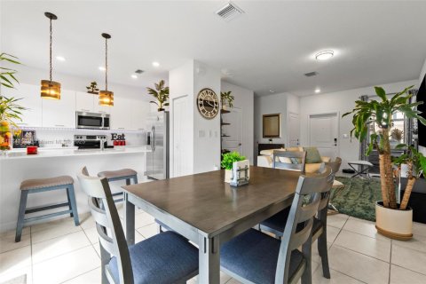 Touwnhouse à vendre à Miami, Floride: 3 chambres, 123.65 m2 № 1978006 - photo 5