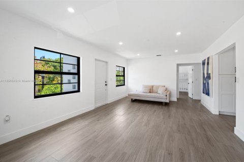 Casa en alquiler en Miami, Florida, 3 dormitorios, 111.48 m2 № 1882136 - foto 7