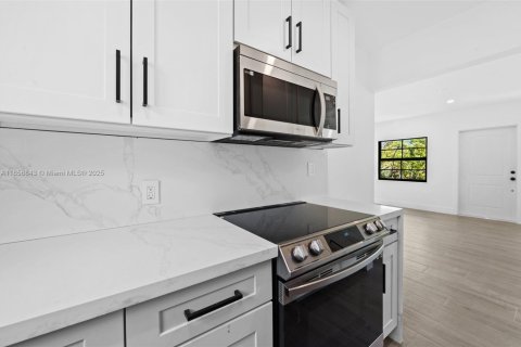 Casa en alquiler en Miami, Florida, 3 dormitorios, 111.48 m2 № 1882136 - foto 11