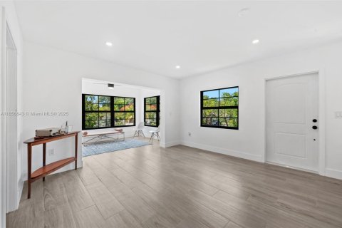 Casa en alquiler en Miami, Florida, 3 dormitorios, 111.48 m2 № 1882136 - foto 3