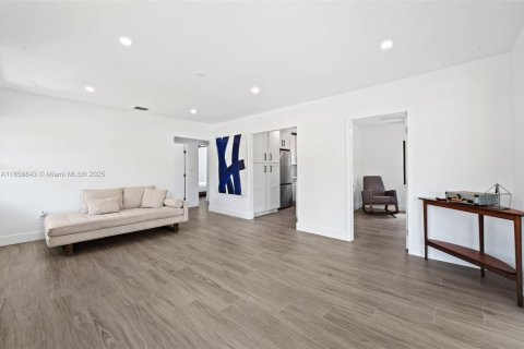 Casa en alquiler en Miami, Florida, 3 dormitorios, 111.48 m2 № 1882136 - foto 8