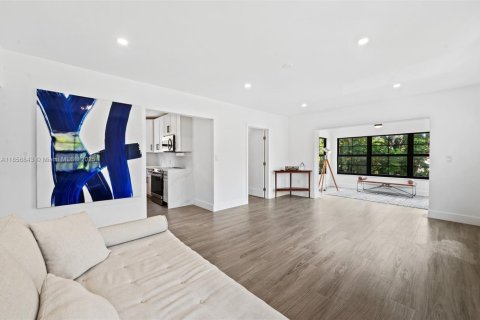 Casa en alquiler en Miami, Florida, 3 dormitorios, 111.48 m2 № 1882136 - foto 1
