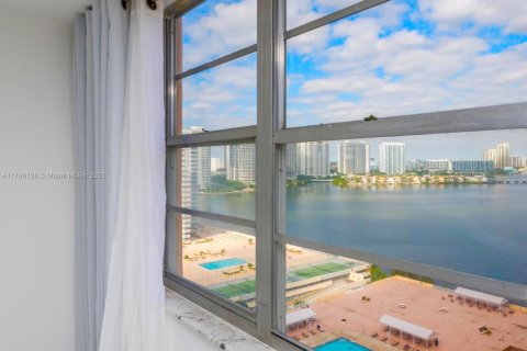 Condominio en venta en Sunny Isles Beach, Florida, 55.28 m2 № 2028273 - foto 3