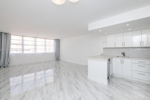 Condominio en venta en Sunny Isles Beach, Florida, 55.28 m2 № 2028273 - foto 11