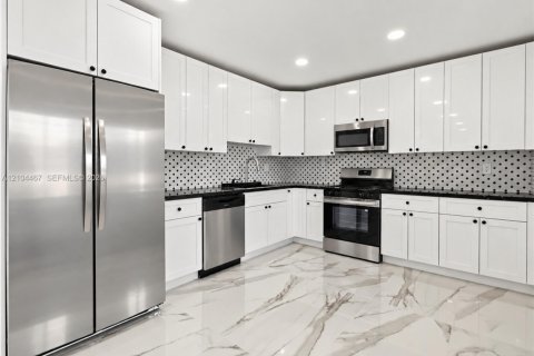 Villa ou maison à vendre à Miramar, Floride: 4 chambres, 192.77 m2 № 2414236 - photo 13