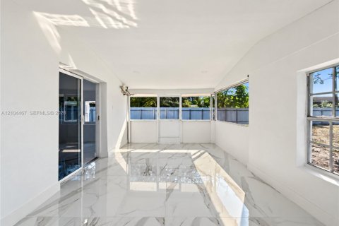 Villa ou maison à vendre à Miramar, Floride: 4 chambres, 192.77 m2 № 2414236 - photo 14