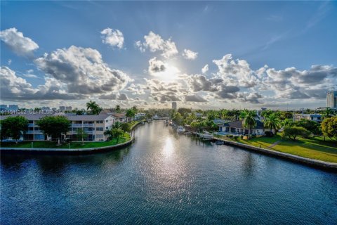 Condominio en Hallandale Beach, Florida, 2 dormitorios  № 2079319