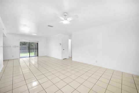 Villa ou maison à louer à North Lauderdale, Floride: 3 chambres, 123.37 m2 № 2168181 - photo 11