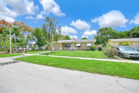 Villa ou maison à louer à North Lauderdale, Floride: 3 chambres, 123.37 m2 № 2168181 - photo 3