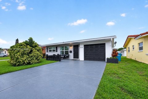 House in Tamarac, Florida 3 bedrooms, 80.64 sq.m. № 2313846 - photo 10