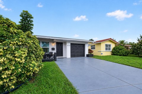 House in Tamarac, Florida 3 bedrooms, 80.64 sq.m. № 2313846 - photo 11