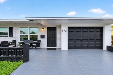 House in Tamarac, Florida 3 bedrooms, 80.64 sq.m. № 2313846