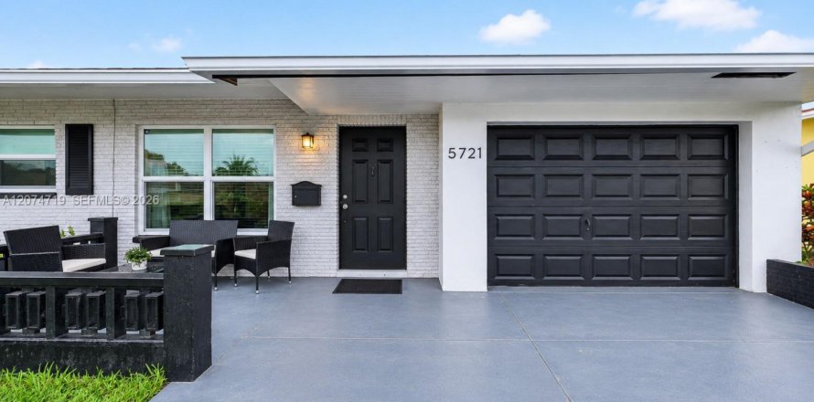 House in Tamarac, Florida 3 bedrooms, 80.64 sq.m. № 2313846