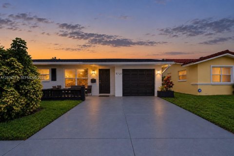 House in Tamarac, Florida 3 bedrooms, 80.64 sq.m. № 2313846 - photo 12