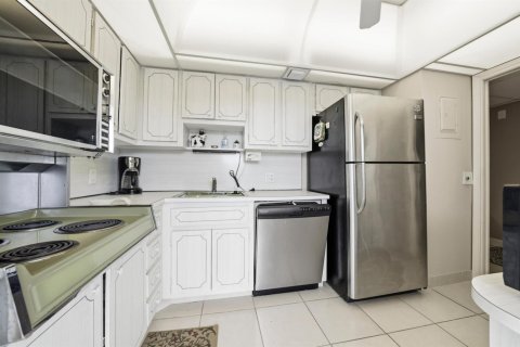 Condo in Pompano Beach, Florida, 2 bedrooms № 2276129 - photo 4