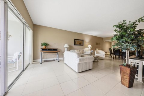 Condo in Pompano Beach, Florida, 2 bedrooms № 2276129 - photo 8