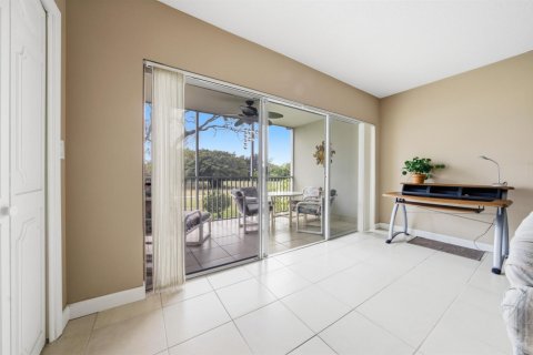 Condo in Pompano Beach, Florida, 2 bedrooms № 2276129 - photo 11