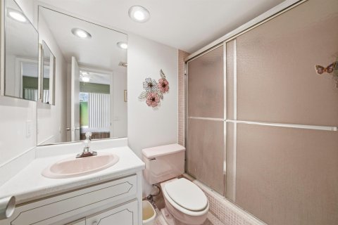Condo in Pompano Beach, Florida, 2 bedrooms № 2276129 - photo 22