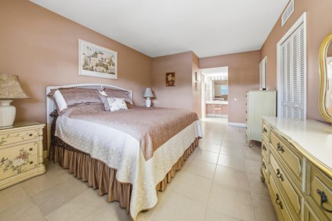 Condo in Pompano Beach, Florida, 2 bedrooms № 2276129 - photo 15