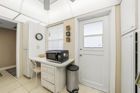 Condo in Pompano Beach, Florida, 2 bedrooms № 2276129 - photo 5