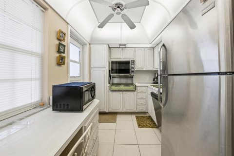 Condo in Pompano Beach, Florida, 2 bedrooms № 2276129 - photo 3