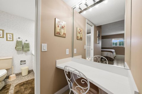 Condo in Pompano Beach, Florida, 2 bedrooms № 2276129 - photo 17