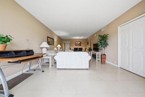 Condo in Pompano Beach, Florida, 2 bedrooms № 2276129 - photo 9