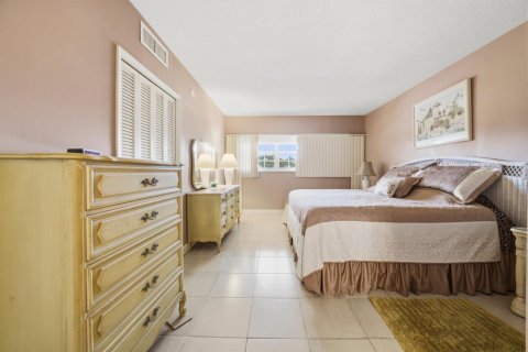 Condo in Pompano Beach, Florida, 2 bedrooms № 2276129 - photo 16