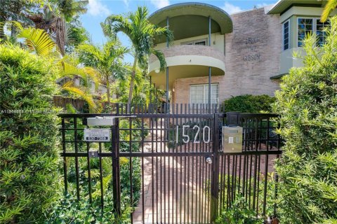 Condo in Miami Beach, Florida, 1 bedroom  № 2082618 - photo 12