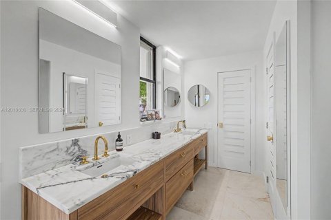 Villa ou maison à louer à Miami, Floride: 2 chambres, 167.69 m2 № 2073710 - photo 7