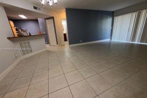 Condominio en venta en Coral Springs, Florida, 2 dormitorios, 91.42 m2 № 2056671 - foto 13