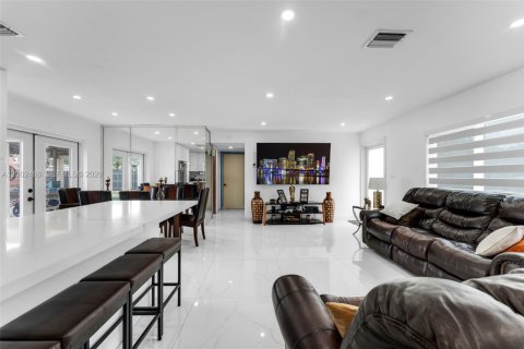 Купить виллу или дом в Майами, Флорида 2 спальни, 89.74м2, № 2068256 - фото 9