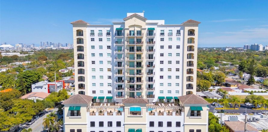 Condominio en Miami, Florida, 2 dormitorios  № 1956133