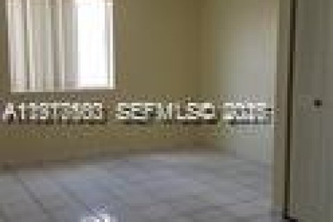 Condo in Miami, Florida, 2 bedrooms  № 2041974 - photo 3