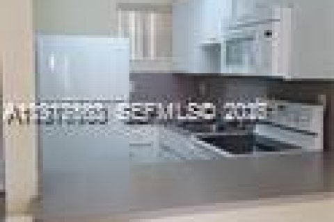 Condo in Miami, Florida, 2 bedrooms  № 2041974 - photo 4