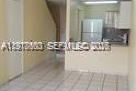 Condo in Miami, Florida, 2 bedrooms  № 2041974 - photo 11