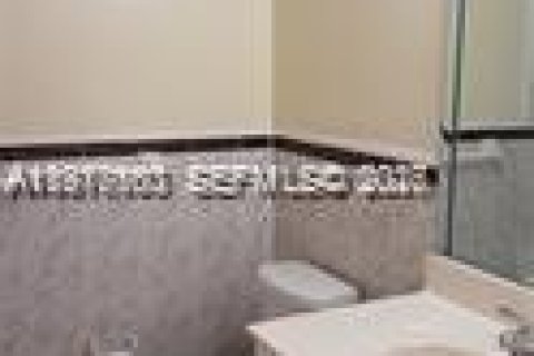 Condo in Miami, Florida, 2 bedrooms  № 2041974 - photo 5