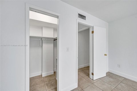 Condo in Miami Beach, Florida, 2 bedrooms № 1966687 - photo 14