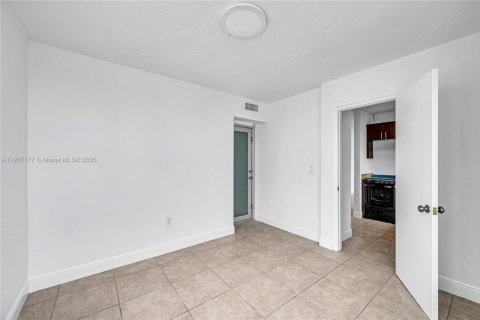 Condo in Miami Beach, Florida, 2 bedrooms № 1966687 - photo 20