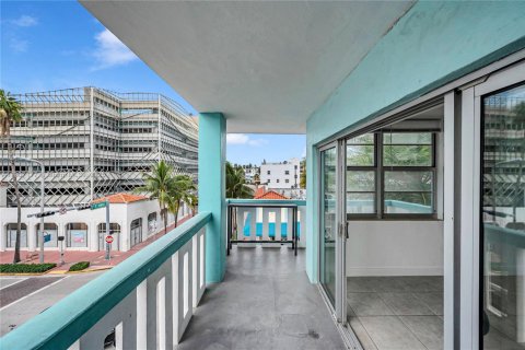 Condo in Miami Beach, Florida, 2 bedrooms № 1966687 - photo 24