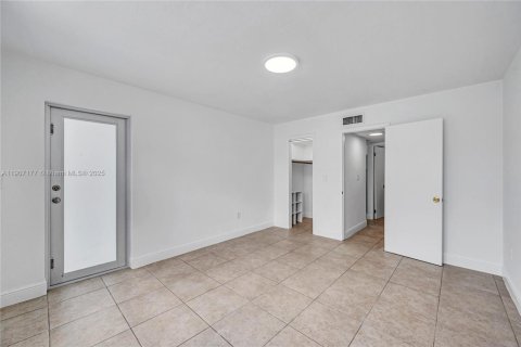 Condo in Miami Beach, Florida, 2 bedrooms № 1966687 - photo 13