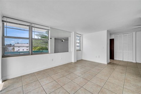 Condo in Miami Beach, Florida, 2 bedrooms № 1966687 - photo 6