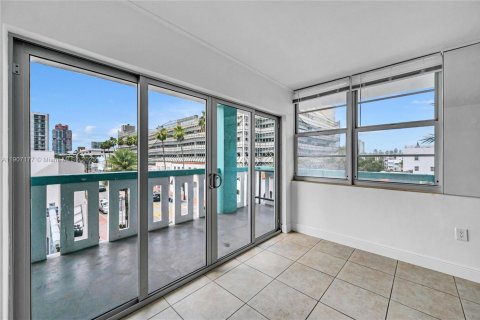 Condo in Miami Beach, Florida, 2 bedrooms № 1966687 - photo 5
