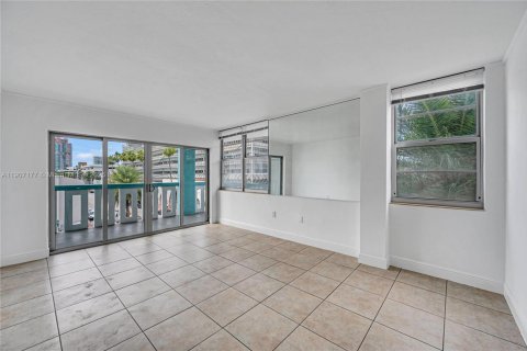 Condo in Miami Beach, Florida, 2 bedrooms № 1966687 - photo 2