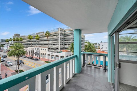 Condo in Miami Beach, Florida, 2 bedrooms № 1966687 - photo 3