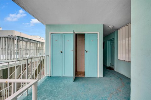 Condo in Miami Beach, Florida, 2 bedrooms № 1966687 - photo 27