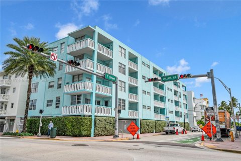 Condo in Miami Beach, Florida, 2 bedrooms № 1966687 - photo 1