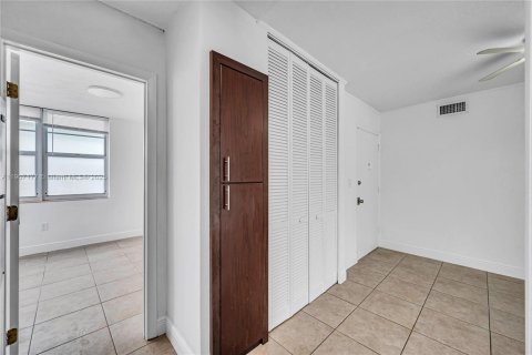 Condo in Miami Beach, Florida, 2 bedrooms № 1966687 - photo 18